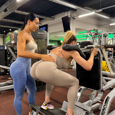 Babett VIP coachingol a fitnesz teremben